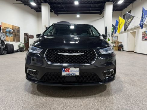 Used 2023 Chrysler Pacifica Touring-L FWD image 2