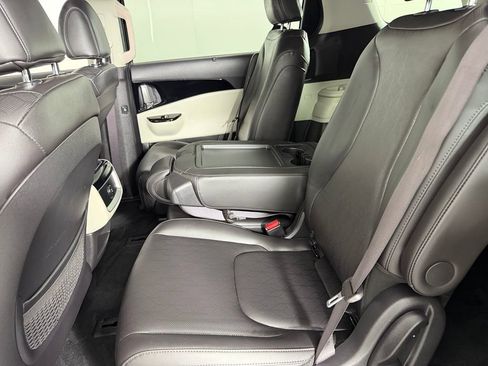 Used 2024 Kia Carnival EX FWD image 28