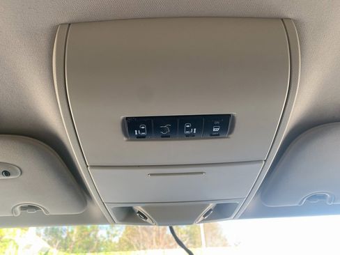 Used 2014 Chrysler Town & Country Touring image 22