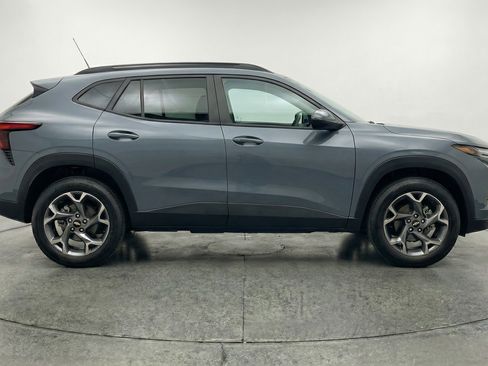 Used 2025 Chevrolet Trax LT w/ LT Convenience Package image 11