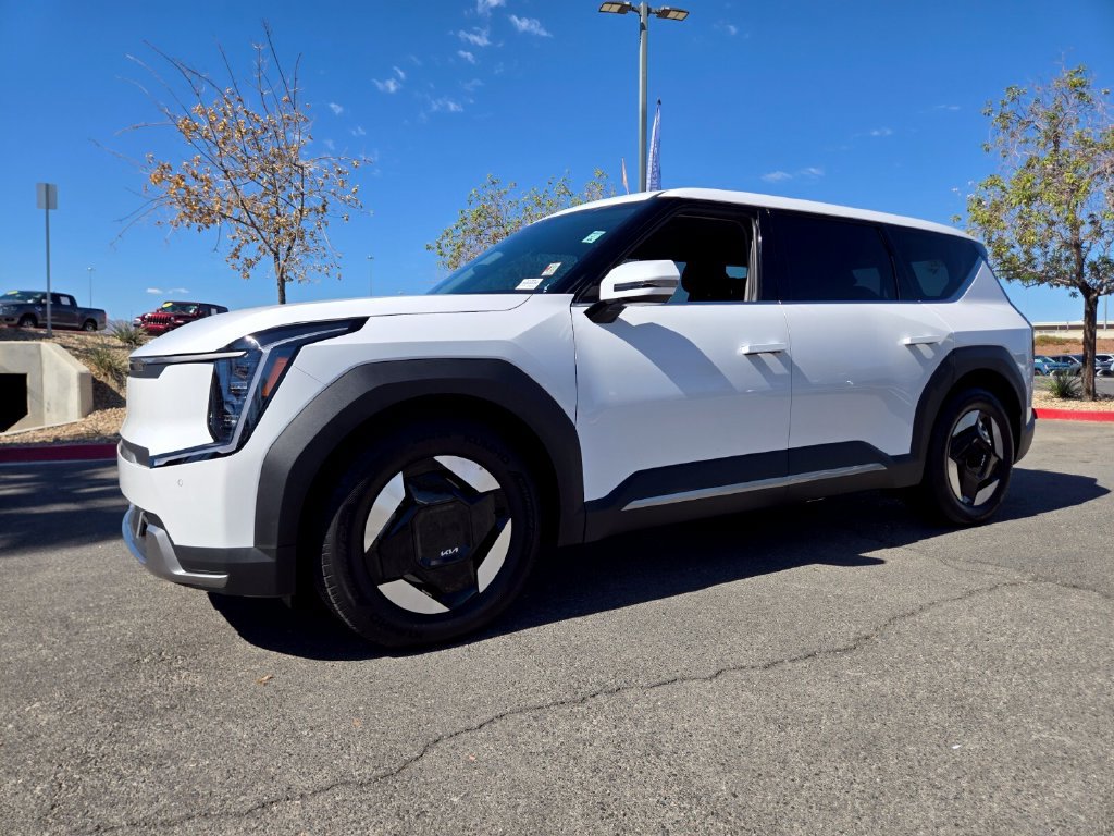 Used 2026 Kia EV9 Light RWD image 2