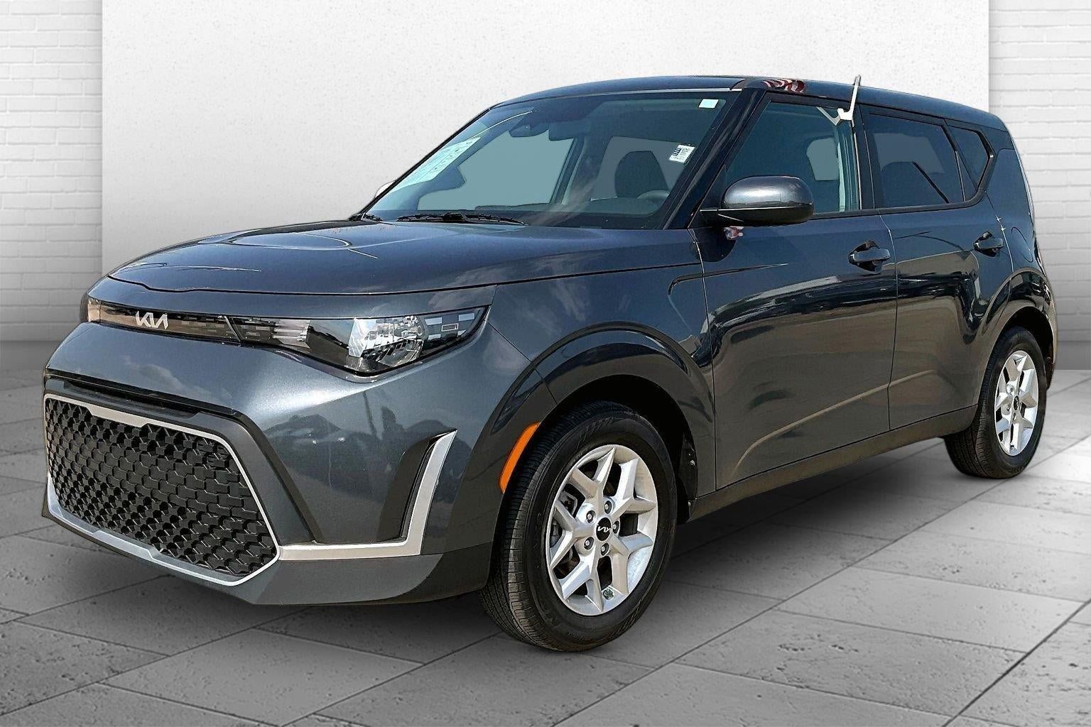 Used 2025 Kia Soul LX w/ LX Technology Package FWD image 3