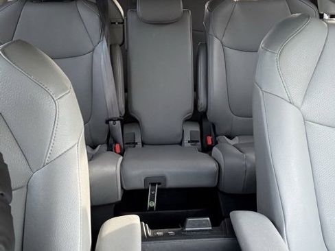 Used 2025 Toyota Sienna XLE image 36