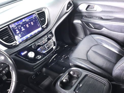 Used 2021 Chrysler Pacifica Touring-L w/ S Appearance Package image 31