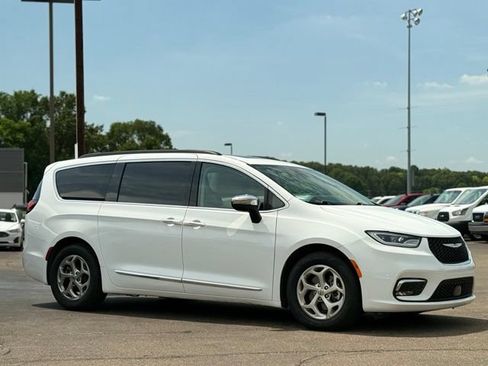 Used 2023 Chrysler Pacifica Limited FWD image 38