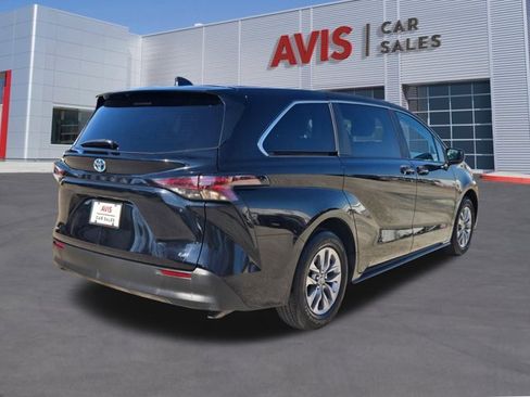 Used 2025 Toyota Sienna LE image 6