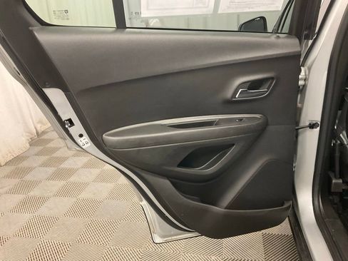 Used 2020 Chevrolet Trax LT w/ LT Convenience Package image 30