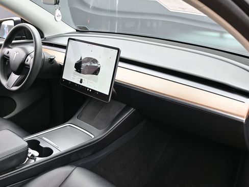Used 2024 Tesla Model Y Long Range RWD image 37
