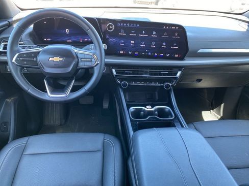 Used 2025 Chevrolet Traverse LT image 9