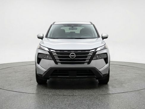 Used 2025 Nissan Rogue SV image 2