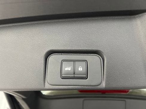 Used 2025 Nissan Rogue SV image 34