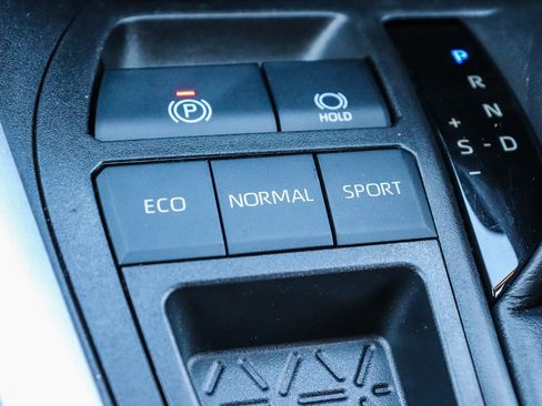 Certified 2022 Toyota RAV4 XLE w/ Convenience Package FWD image 31