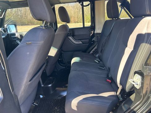 Used 2018 Jeep Wrangler Unlimited Sahara image 16