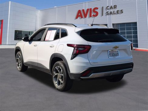 Used 2025 Chevrolet Trax LT w/ LT Convenience Package image 9