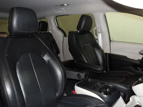 Used 2020 Chrysler Pacifica Touring-L FWD image 17