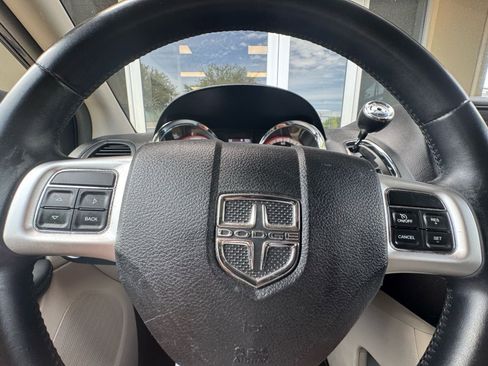 Used 2016 Dodge Grand Caravan SXT w/ Rear Park Assist Package FWD image 18