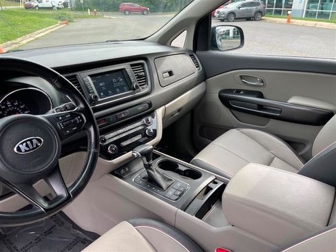 Used 2017 Kia Sedona LX w/ LX Essentials Premium Package FWD image 30