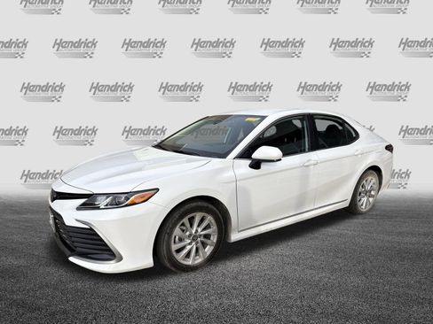 Used 2022 Toyota Camry LE image 3