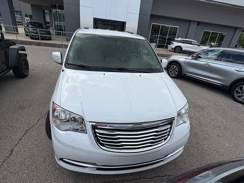 Used 2016 Chrysler Town & Country Touring FWD image 7