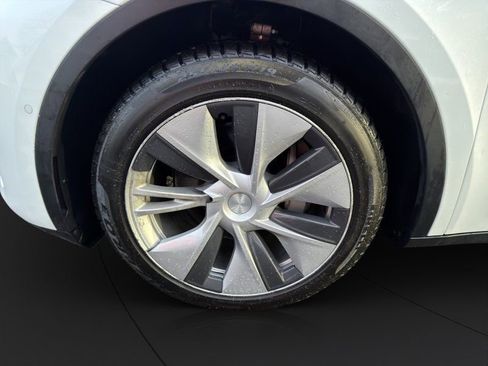 Used 2022 Tesla Model Y Long Range image 21