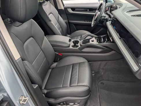 Certified 2025 Porsche Cayenne AWD/4WD image 17