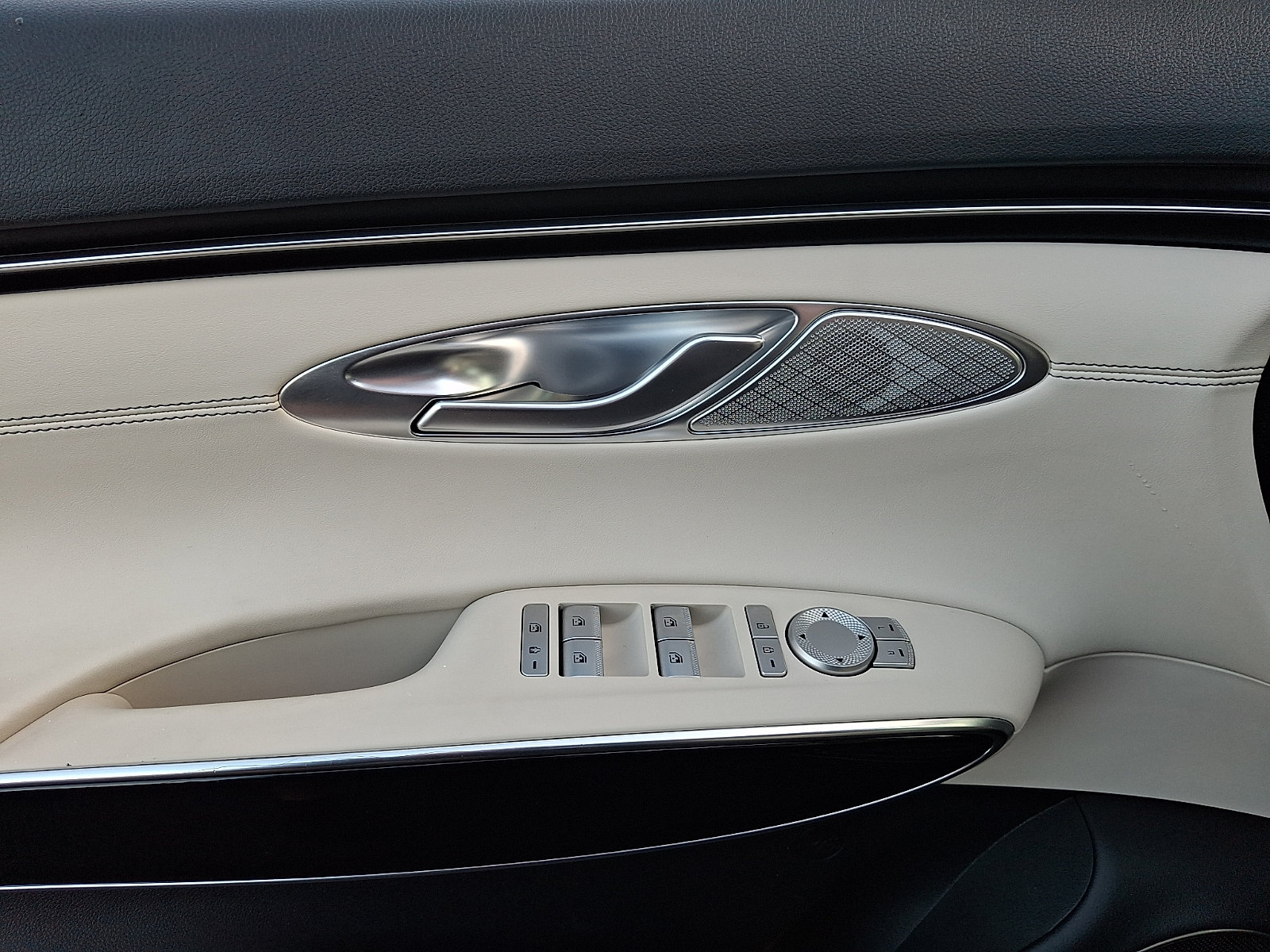 Certified 2022 Genesis GV70 2.5T AWD/4WD image 12