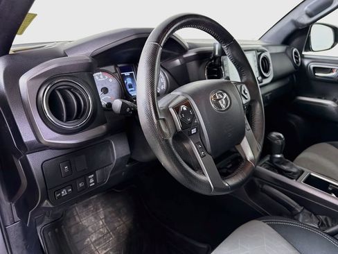Used 2023 Toyota Tacoma TRD Off-Road w/ Black Out Package (TMS) AWD/4WD image 10