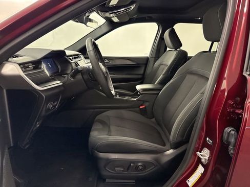 Used 2025 Jeep Grand Cherokee Laredo X w/ Luxury Tech Group I image 27