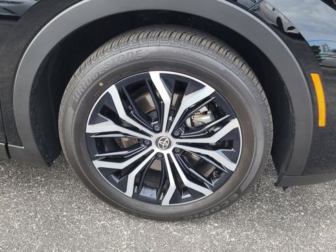 Used 2025 Toyota Crown XLE image 9