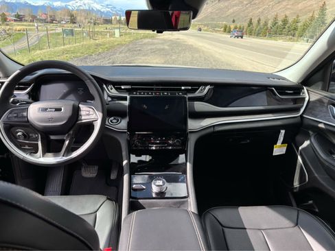 New 2023 Jeep Grand Cherokee Limited w/ Luxury Tech Group II image 32