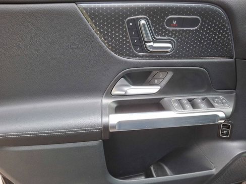 Used 2025 Mercedes-Benz GLB 250 4MATIC image 9