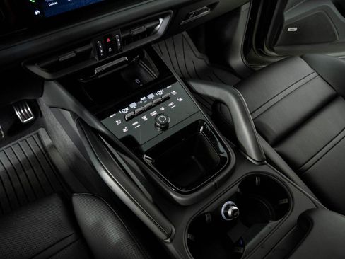 Certified 2026 Porsche Cayenne GTS AWD/4WD image 18