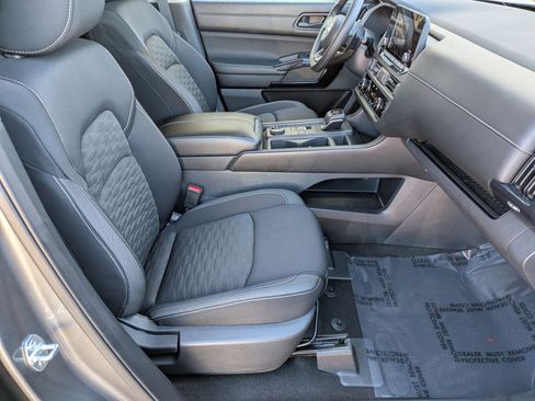 Used 2023 Nissan Pathfinder S image 28