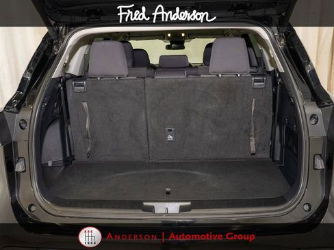 Used 2025 Toyota Highlander LE FWD image 5