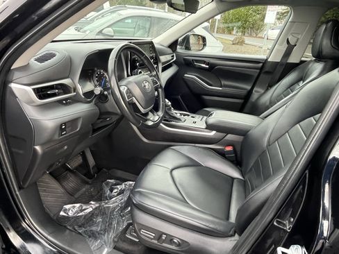 Used 2022 Toyota Highlander XLE image 9