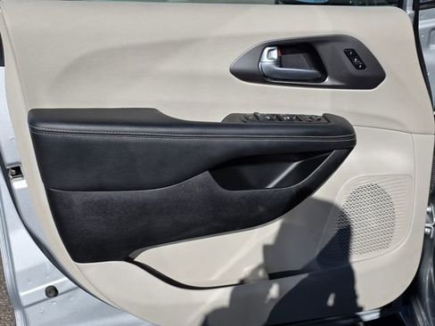 Used 2024 Chrysler Pacifica Touring-L image 14