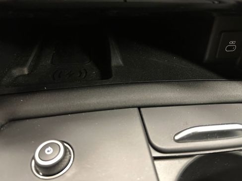 Used 2024 Land Rover Discovery Dynamic SE image 22