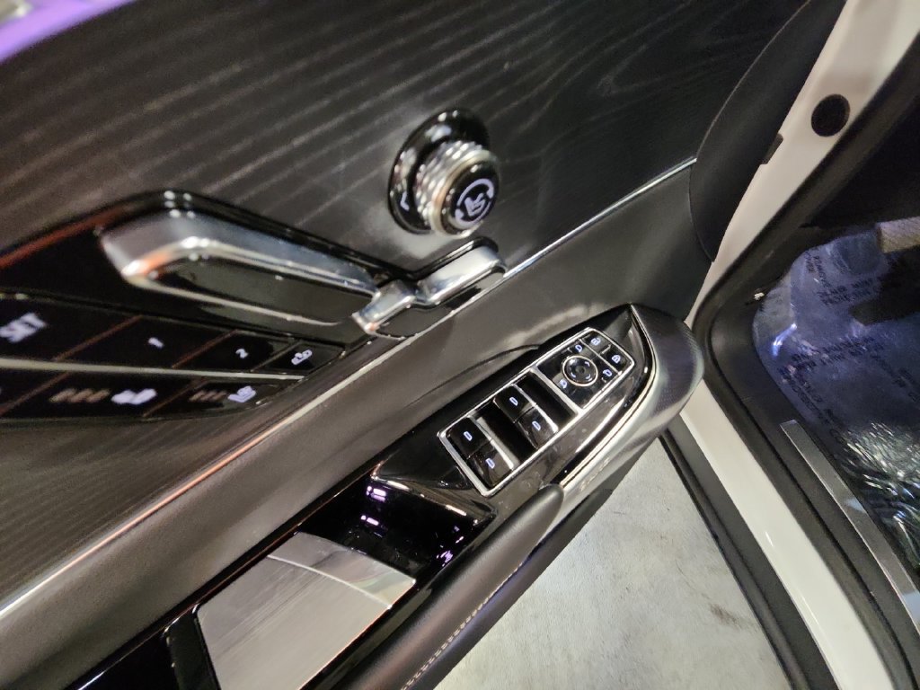 Certified 2024 Cadillac Lyriq Luxury AWD/4WD image 35