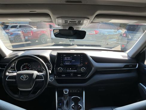 Used 2022 Toyota Highlander XLE AWD/4WD image 32