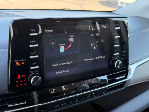 Used 2024 Toyota Sienna XLE FWD image 19