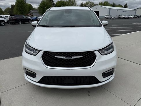 Used 2023 Chrysler Pacifica Touring-L FWD image 3