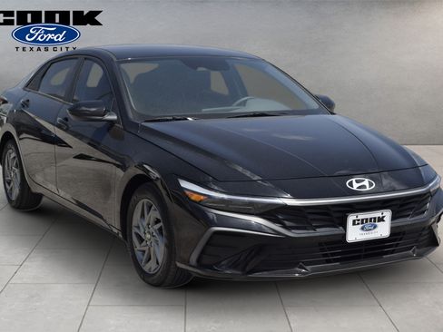 Used 2024 Hyundai Elantra SEL FWD image 2