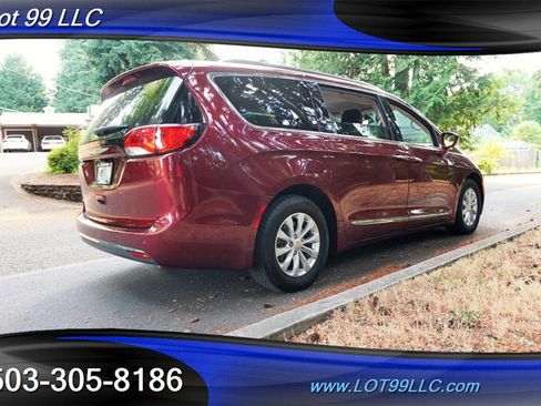 Used 2017 Chrysler Pacifica Touring-L FWD image 9