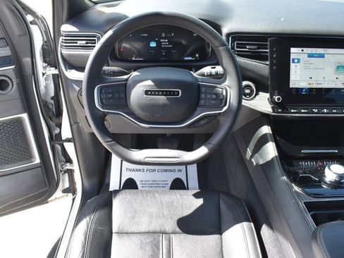 Used 2023 Jeep Wagoneer L Series II AWD/4WD image 16
