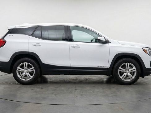 Used 2024 GMC Terrain SLE FWD image 11