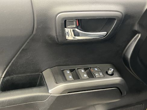 Used 2020 Toyota Tacoma TRD Off-Road AWD/4WD image 14
