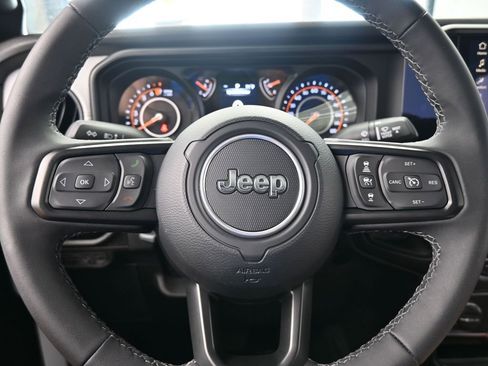 Used 2025 Jeep Gladiator Sport image 24