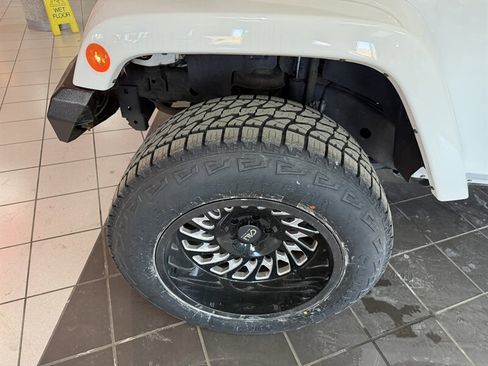 Used 2018 Jeep Wrangler Unlimited Sahara image 30