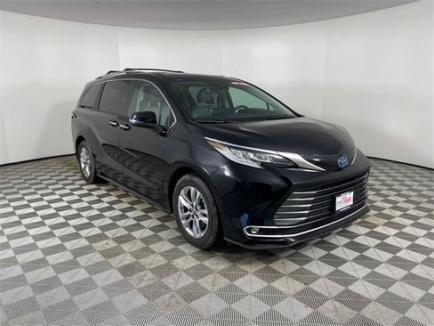 Used 2023 Toyota Sienna Limited image 27