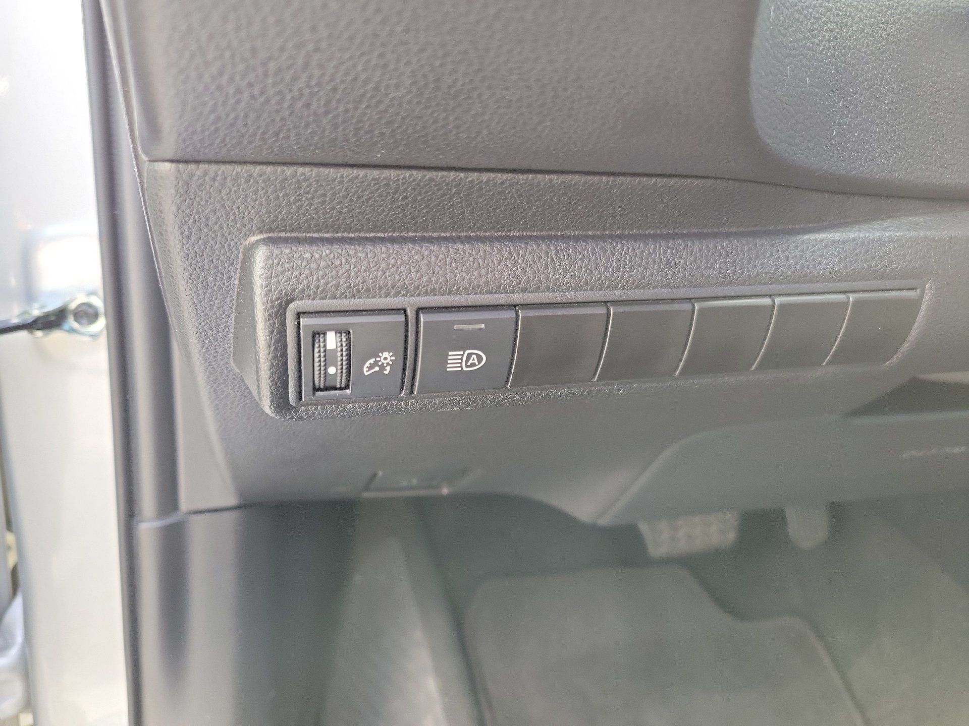 Used 2025 Toyota Corolla LE FWD image 27